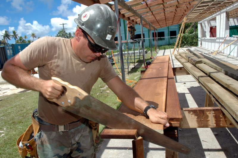 charpentier-CHATEAUNEUF VILLEVIEILLE-min_worker_construction_building_carpenter_male_job_build_helmet-893290